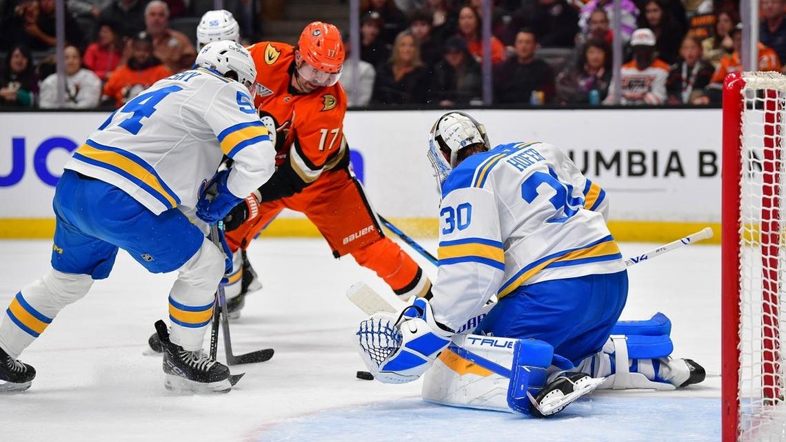 Blues boost playoff hopes with 4-goal win over Ducks 