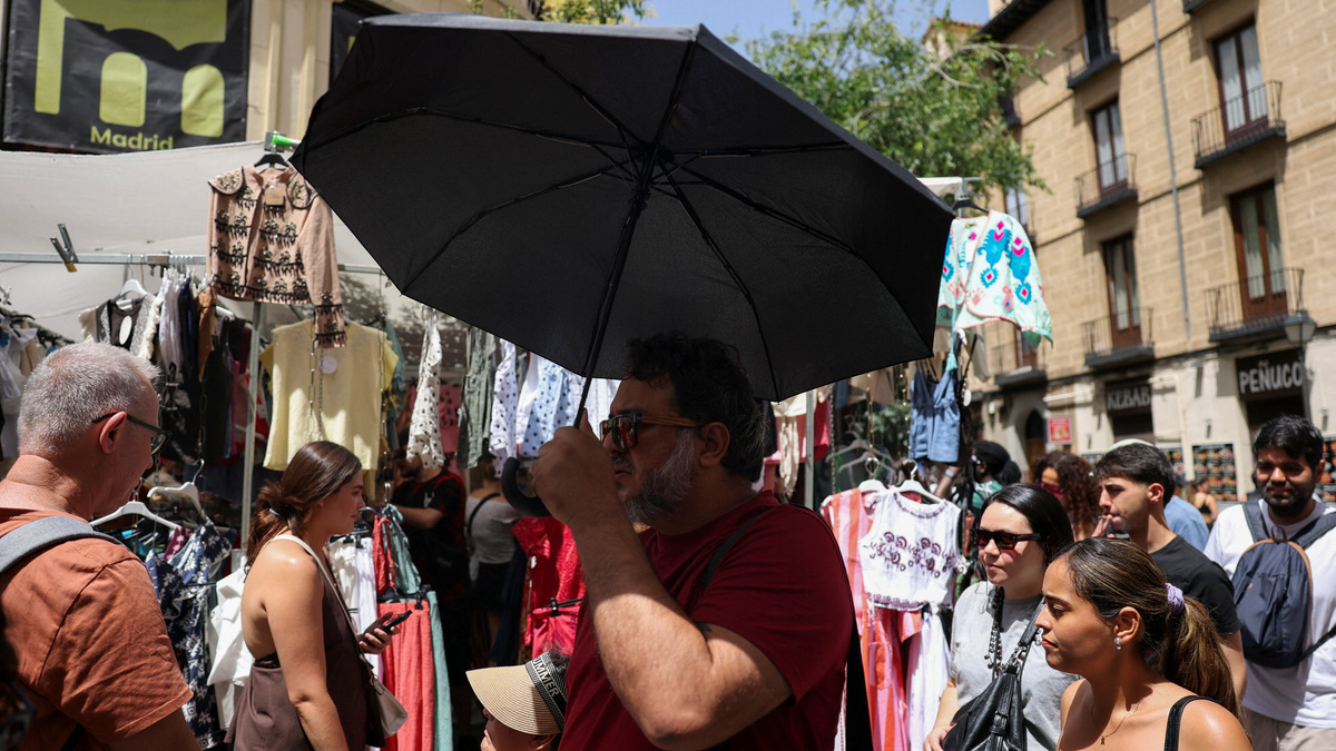 Tourists and residents shop at El Rastro flea market during a hot summer day in central Madrid, Spain June 21, 2026.  REUTERS/Mohammed Salem