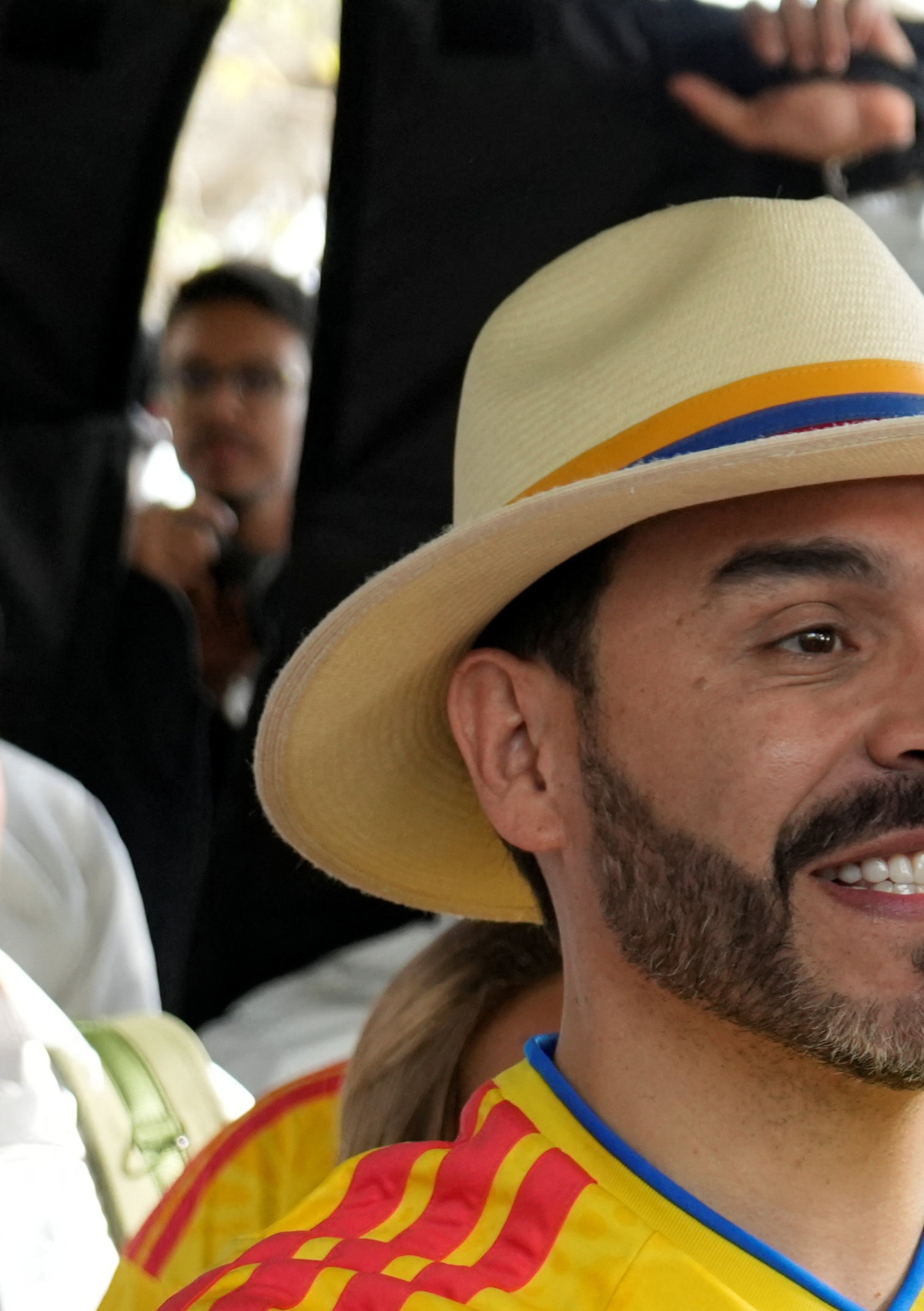 El candidato a la Presidencia de Colombia por el movimiento de derecha Defensores de la Patria, Abelardo De La Espriella, saluda en un colegio electoral en Barranquilla, Colombia, 21 de junio, 2026. REUTERS/Charlie Cordero