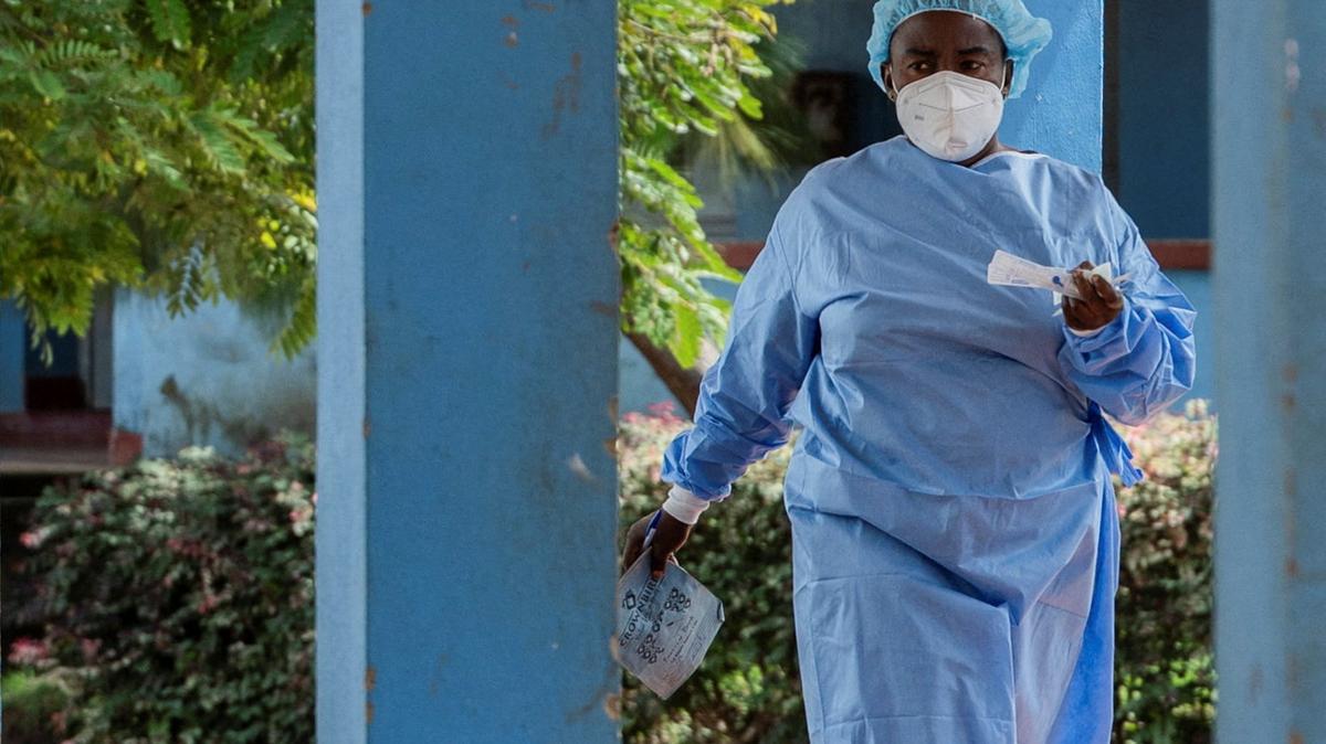 A healthcare worker at the Bunia General Referral Hospital following a resurgence of Ebola involving the Bundibugyo strain, a rarer variant of the virus with no approved vaccine currently available, in Bunia, Ituri province of the Democratic Republic of Congo May 21, 2026. REUTERS/Stringer     TPX IMAGES OF THE DAY