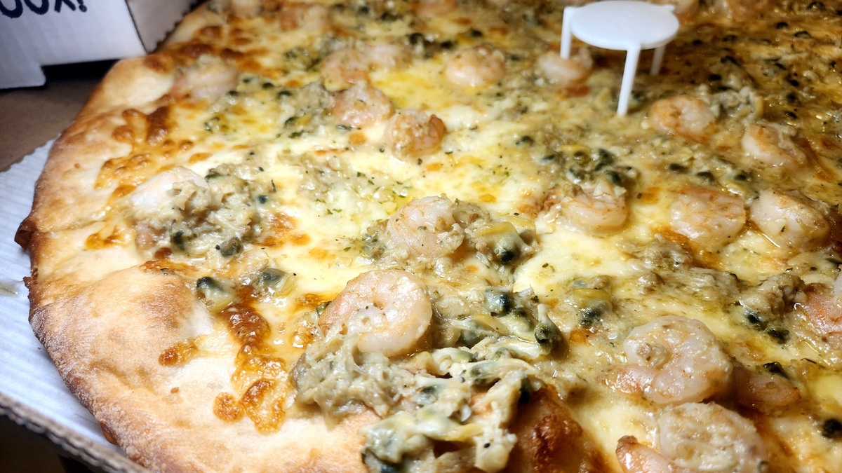 The "Seaside Heights" pie at The Jersey Spot Pizza & Pasta features shrimp, clams and white wine sauce and it is dynamite. (Amy Drew Thompson/Orlando Sentinel)