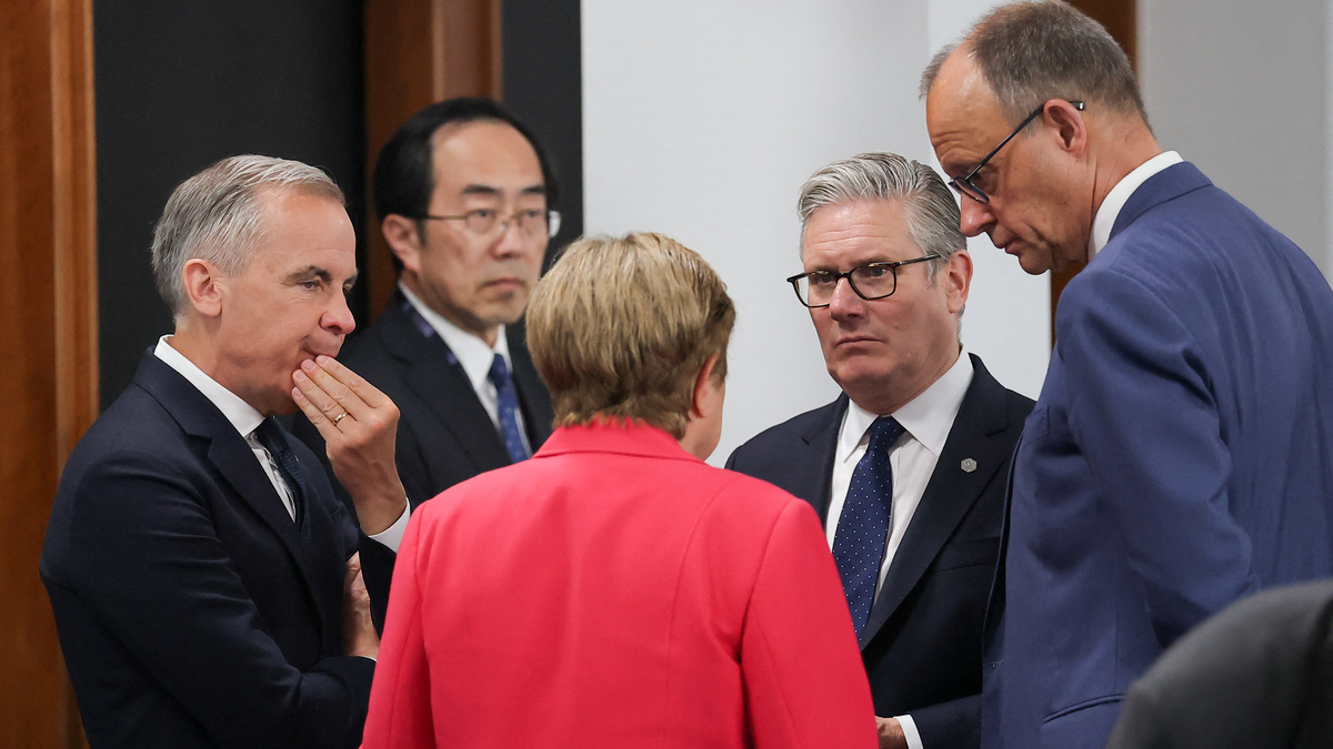 Managing Director of the International Monetary Fund (IMF) Kristalina Georgieva, British Prime Minister Keir Starmer, Canadian Prime Minister Mark Carney and German Chancellor Friedrich Merz talk as they arrive for a working session with  G7 leaders and outreach partners on promoting economic growth, during the G7 Summit in Evian-les-Bains, France, June 17, 2026. REUTERS/Christian Hartmann