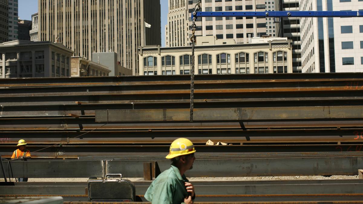 Workers guide steel beams into place at a construction site in San Francisco, California September 1, 2011. U.S. construction spending fell unexpectedly in July as public construction outlays dropped to their lowest level since December 2006 and private spending also sagged, a government report showed on Thursday. REUTERS/Robert Galbraith  (UNITED STATES - Tags: BUSINESS CONSTRUCTION)