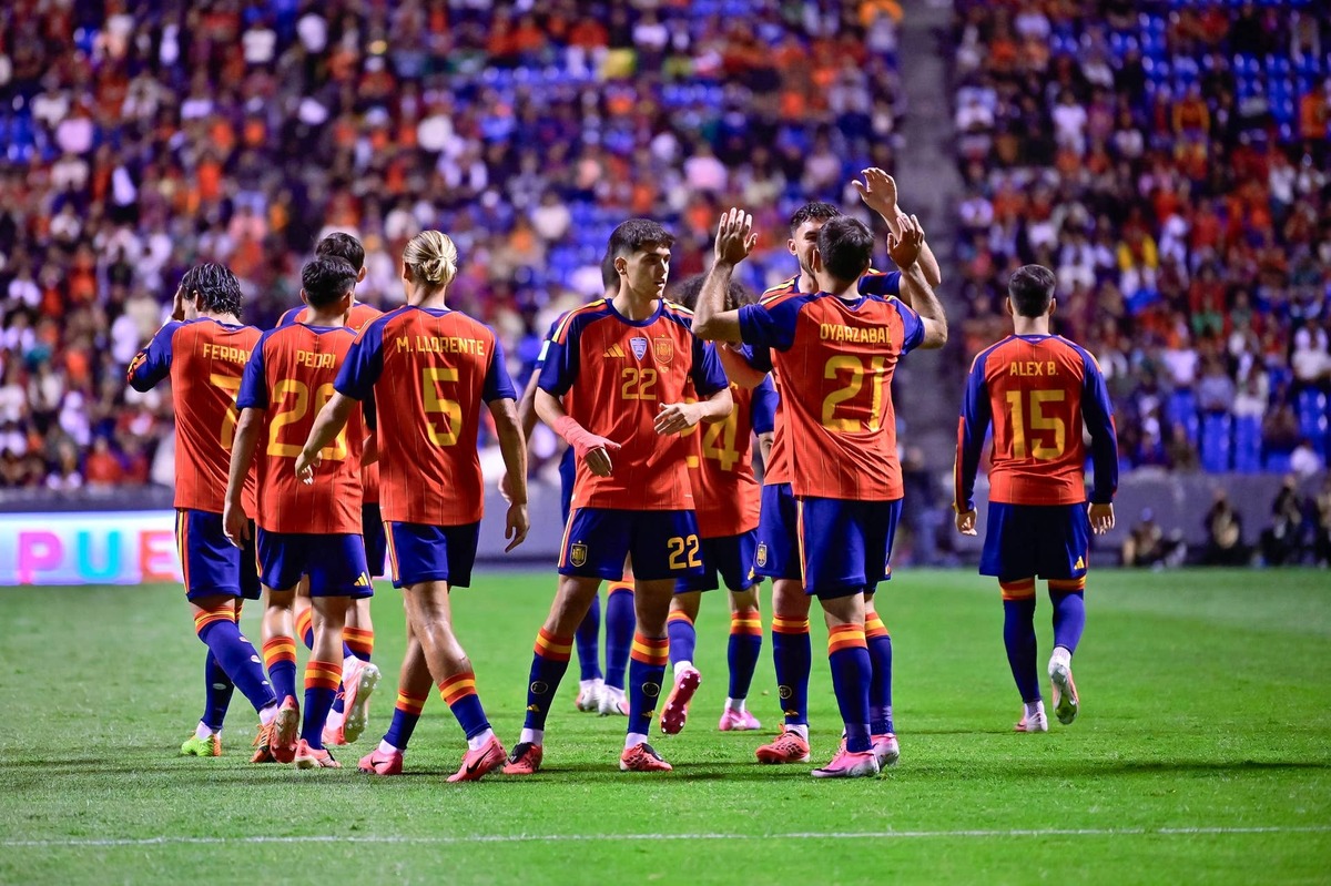  Mikel Oyarzabal celebrates with teammates after scoring the first goal of his team during the international friendly match between Peru and Spain on June 8, 2026 in Puebla, Mexico. (Photo by Eduardo Valdez/Jam Media/Getty Images) 