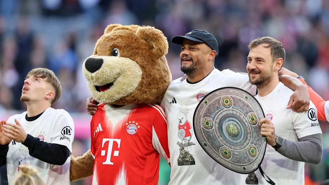  Vincent Kompany with his trusty assistant. | Stefan Matzke-sampics/Getty Images 
