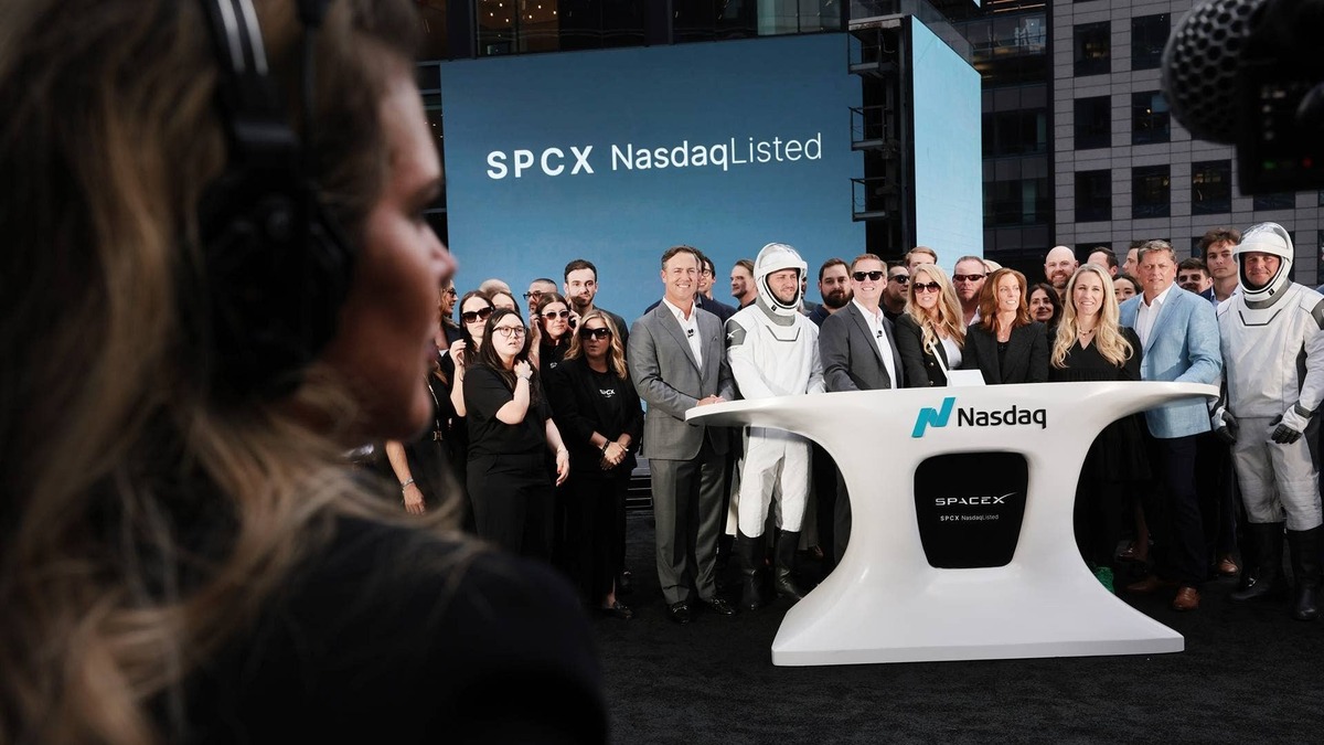  Selling SpaceX shares too soon could cost investors more than profits, with some brokers imposing permanent IPO access bans. 