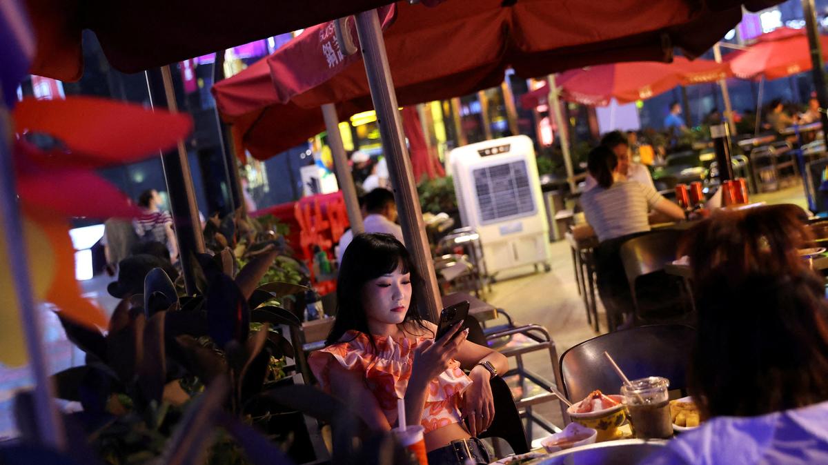 FILE PHOTO: Customers dine at a restaurant in a shopping area of Beijing, China July 25, 2022. REUTERS/Tingshu Wang/File Photo