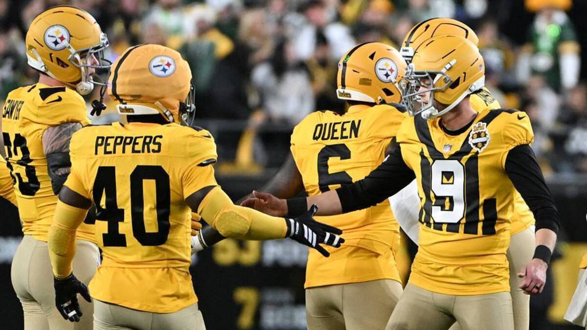  Oct 26, 2025; Pittsburgh, Pennsylvania, USA; Pittsburgh Steelers place kicker Chris Boswell (9) high fives safety Jabrill Peppers (40) after making a field goal against the Green Bay Packers at Acrisure Stadium. Mandatory Credit: Barry Reeger-Imagn Images | IMAGN IMAGES via Reuters Connect 