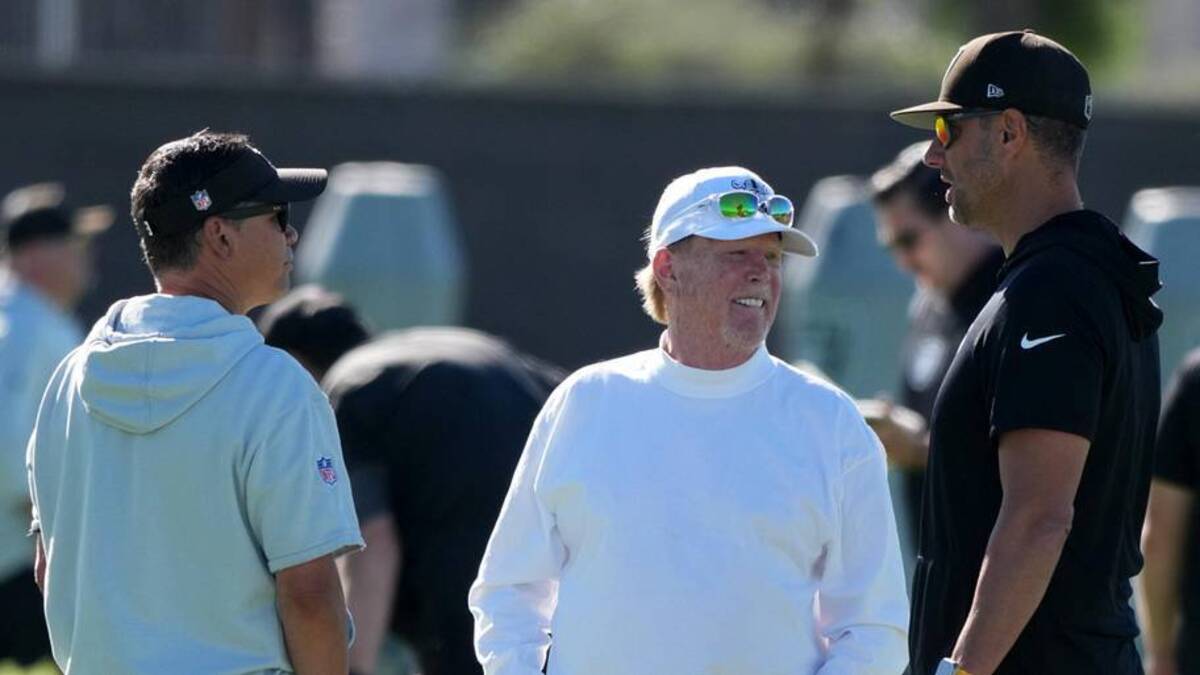  Jun 9, 2026; Henderson, NV, USA; Las Vegas Raiders quarterbacks coach Mike Sullivan (left), owner Mark Davis (center) and general manager John Spytek during minicamp at Intermountain Health Performance Center. Mandatory Credit: Kirby Lee-Imagn Images | Kirby Lee-Imagn Images 