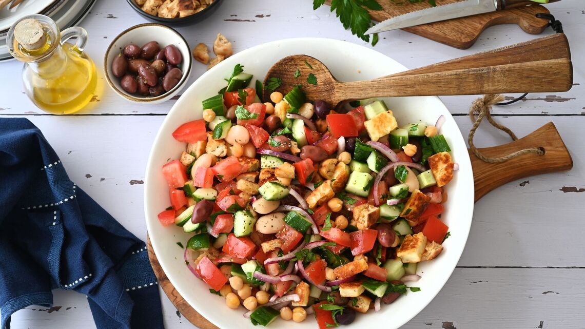 Recipe: Greek salad with grilled halloumi and crispy pita bread 