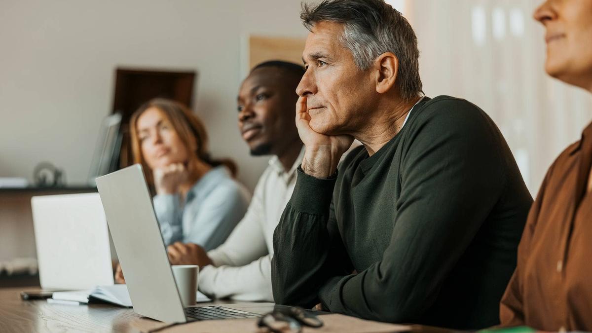  Workers expect retirement at 65, but most actually leave the workforce at 62, revealing a persistent gap between plans and reality decades. 