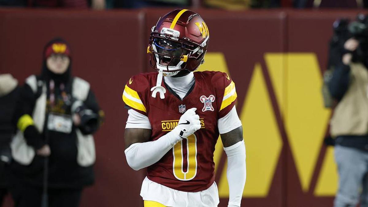  Dec 20, 2025; Landover, Maryland, USA; Washington Commanders cornerback Mike Sainristil (0) celebrates after a fumble by the Philadelphia Eagles in the first half at Northwest Stadium. | Geoff Burke-Imagn Images 