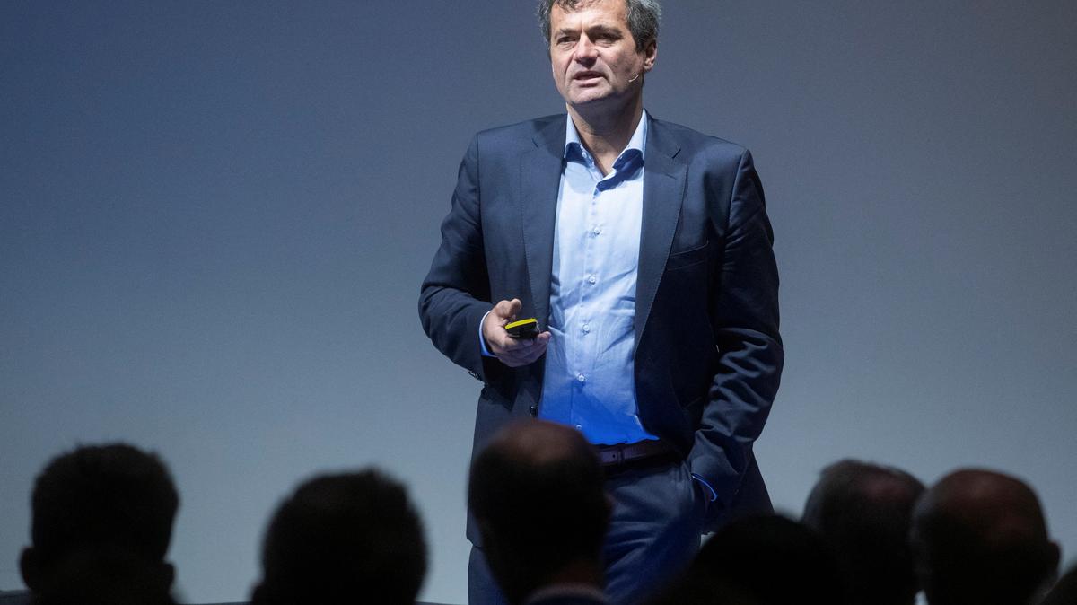 FILE PHOTO: Rudolf Minsch, chief economist of Swiss economic association Economiesuisse makes a speech during a presentation of the Swiss Economic Institute (KOF) in Zurich, Switzerland October 5, 2022. REUTERS/Arnd Wiegmann/File Photo