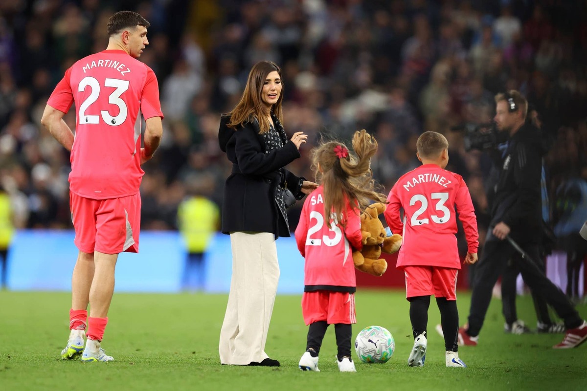  Emiliano Martinez of Aston Villa with wife Mandinha Martinez and their children after the Premier League match between Aston Villa and Liverpool at Villa Park on May 15, 2026 in Birmingham, England. (Photo by Catherine Ivill - AMA/Getty Images) Photo by Catherine Ivill - AMA/Getty Images