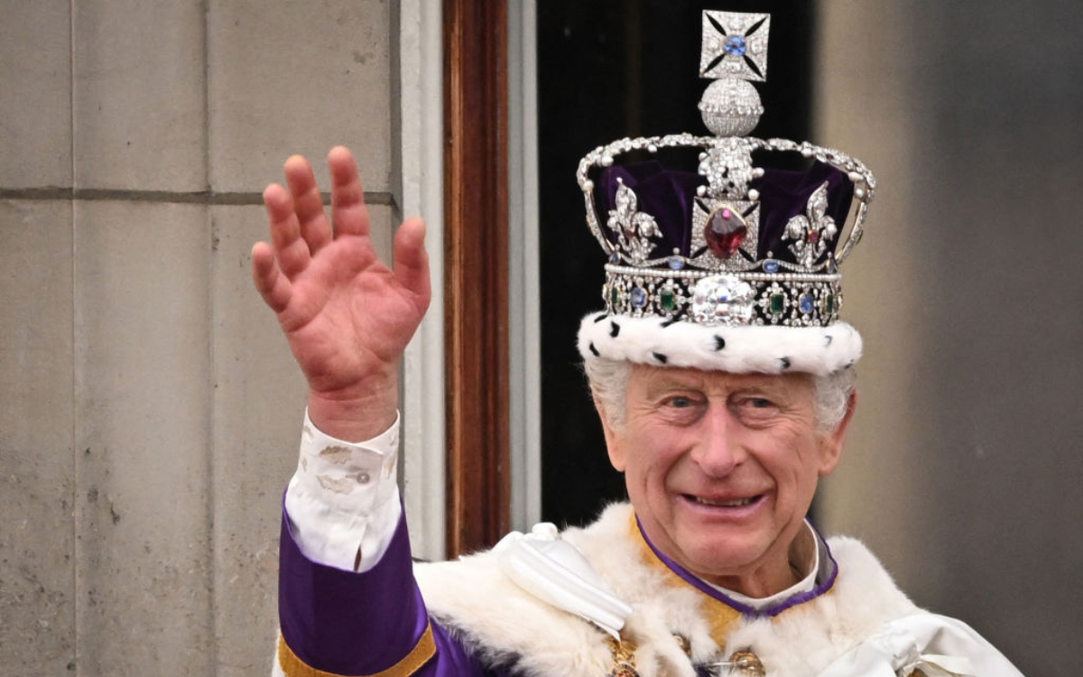  Britain’s King Charles III wearing the Imperial state Crown, waves from the Buckingham Palace balcony after viewing the Royal Air Force fly-past in central London on May 6, 2023, after his coronation. 