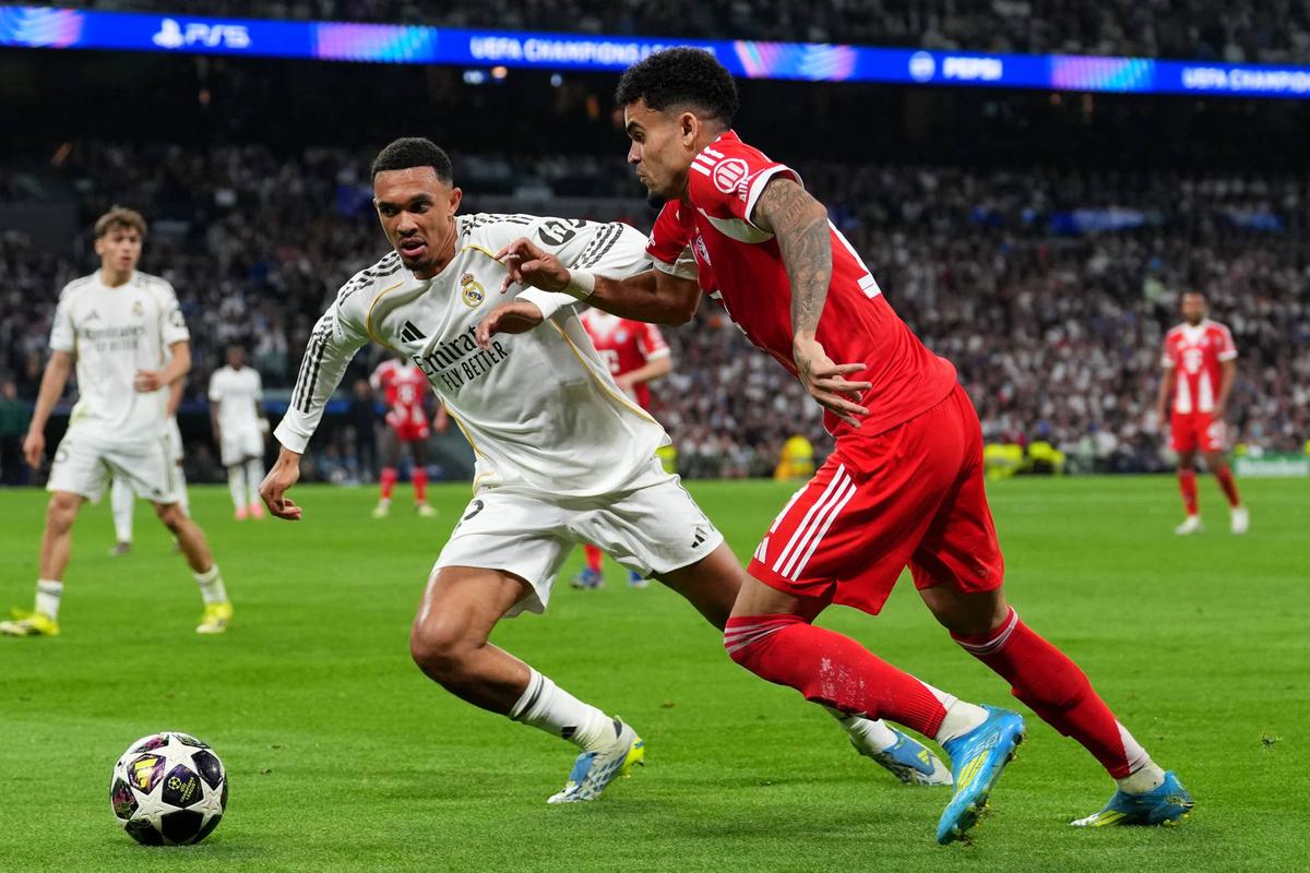  Luis Diaz battles for possession with Trent Alexander-Arnold during the UEFA Champions League 2025/26 Quarter-Final First Leg match between Real Madrid CF and FC Bayern München. Photo by Aitor Alcalde/Getty Images