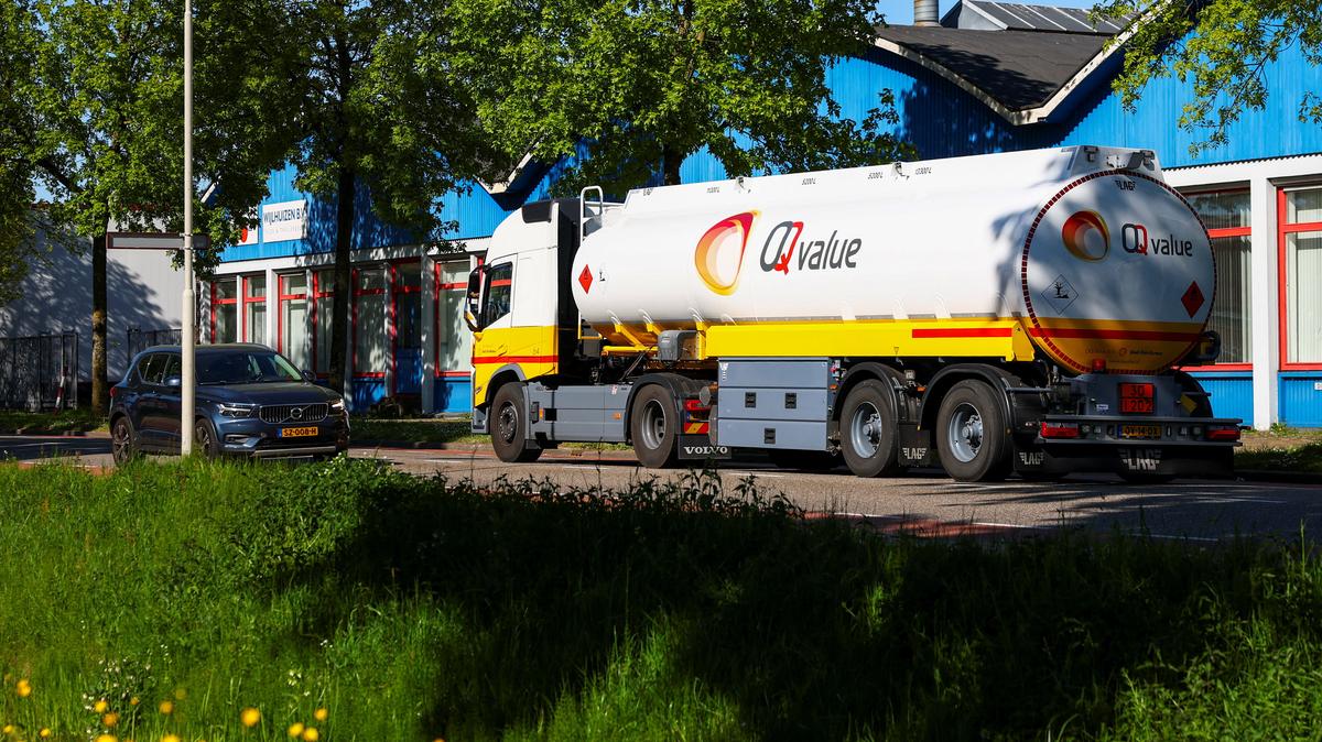 A tanker truck drives away from Shell fuel terminal Arnhem in Arnhem, Netherlands April 29, 2026. REUTERS/Piroschka van de Wouw