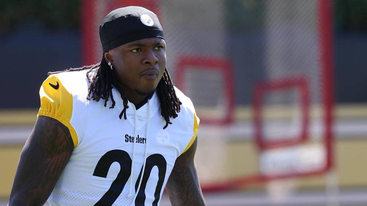 May 28, 2026; Pittsburgh, PA, USA; Pittsburgh Steelers running back Kaleb Johnson (20) participates in OTA drills at the UPMC Rooney Sports Complex. Mandatory Credit: Charles LeClaire-Imagn Images | Charles LeClaire-Imagn Images 