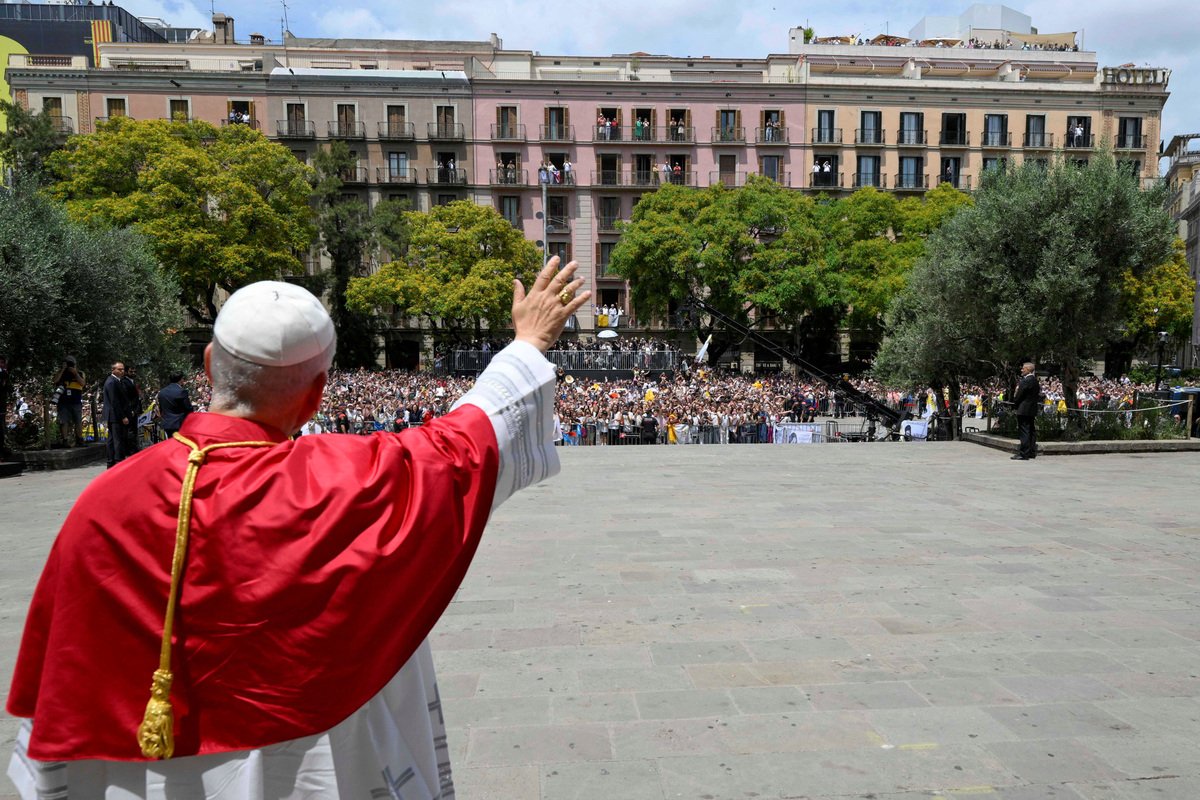 Pope Leo XIV waves to the crowd as he arrives to attend the midday prayers at the Cathedral of the Holy Cross and Saint Eulalia, during his apostolic journey, in Barcelona, Spain, June 9, 2026. Simone Risoluti/Vatican Media/­Handout via REUTERS
