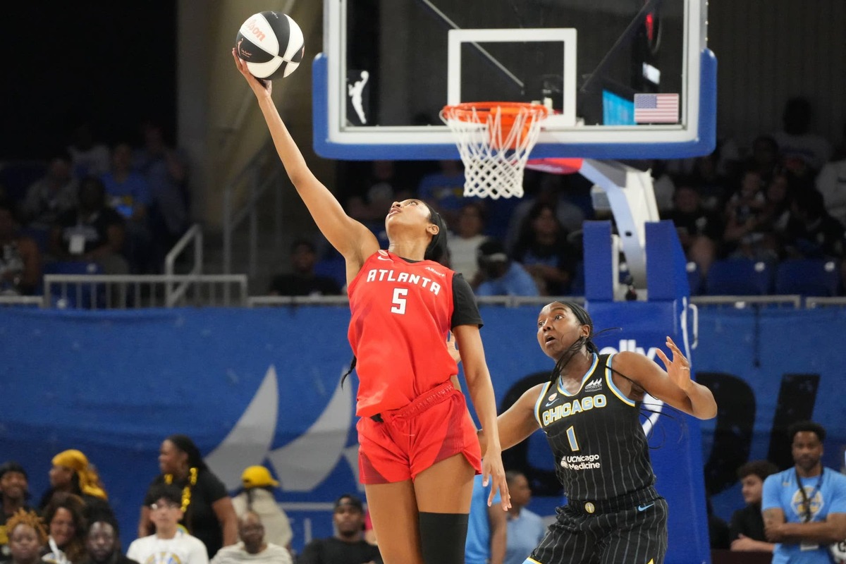  Atlanta Dream forward Angel Reese is defended by Chicago Sky center-forward Elizabeth Williams during the first half at Wintrust Arena. David Banks-Imagn Images