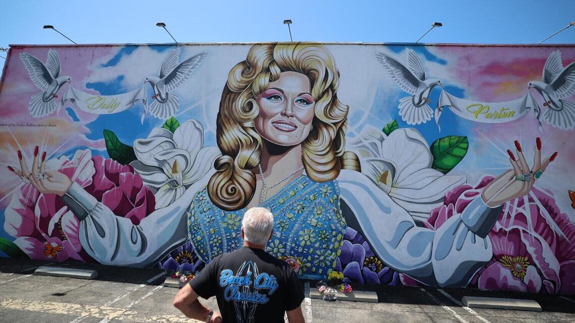 'A voluptuous sex symbol.' Judge invokes Dolly Parton in overturning Texas 'drag ban' 