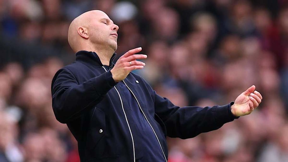  Arne Slot fumed after the whistle at Old Trafford. | Robbie Jay Barratt-AMA/Getty Images 
