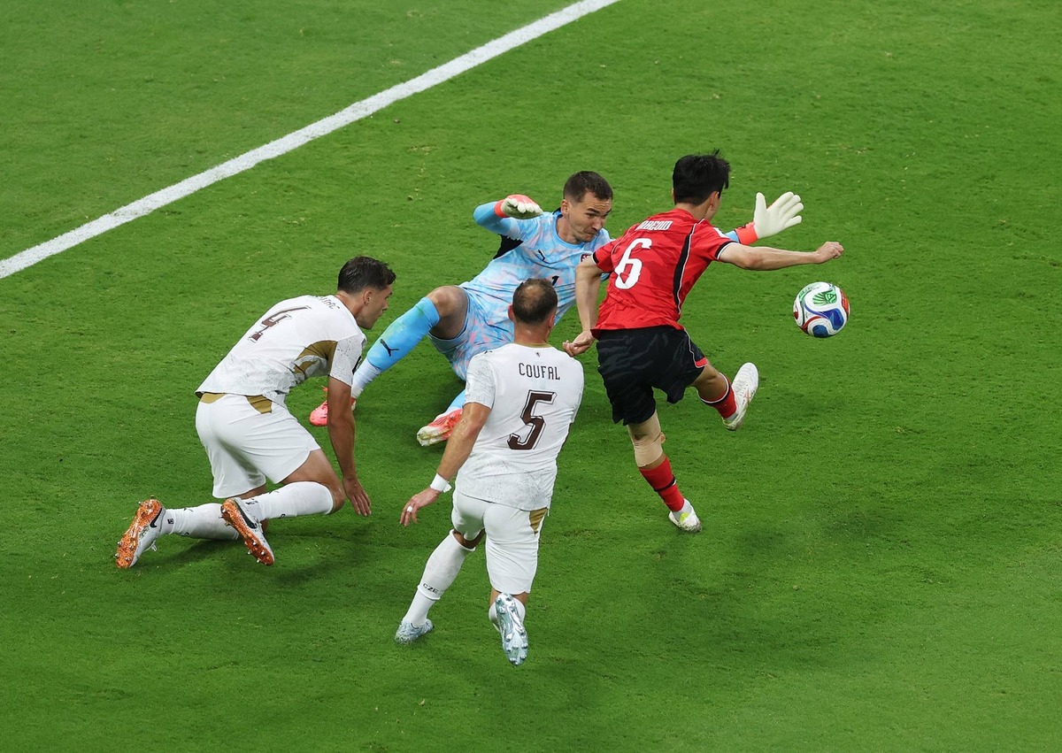  In-Beom Hwang #6 of Korea Republic scores his team's first goal past Matej Kovar #1 of Czechia during the FIFA World Cup 2026 Group A match between Korea Republic and Czechia at Guadalajara Stadium on June 11, 2026 in Zapopan, Mexico. (Photo by Lars Baron/Getty Images) Photo by Lars Baron/Getty Images