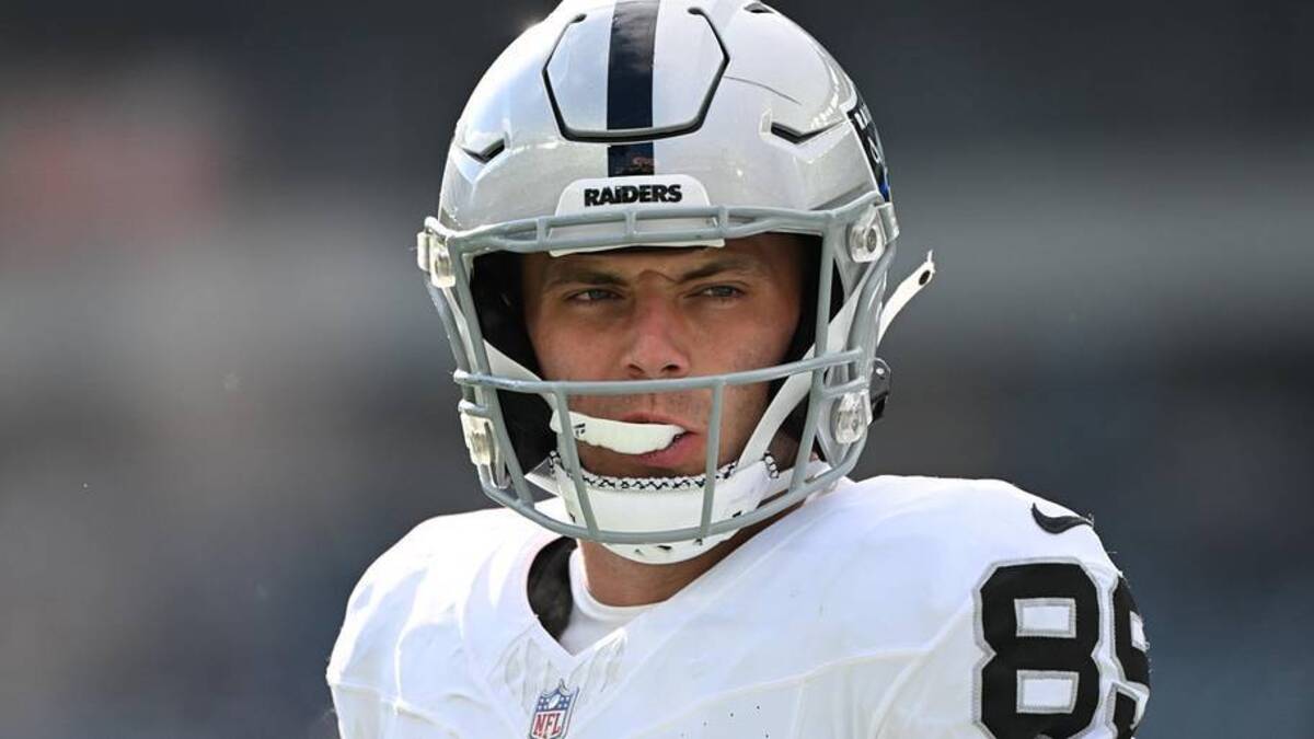  Las Vegas Raiders tight end Brock Bowers (89) looks on before the game against the Philadelphia Eagles at Lincoln Financial Field. | Eric Hartline-Imagn Images 