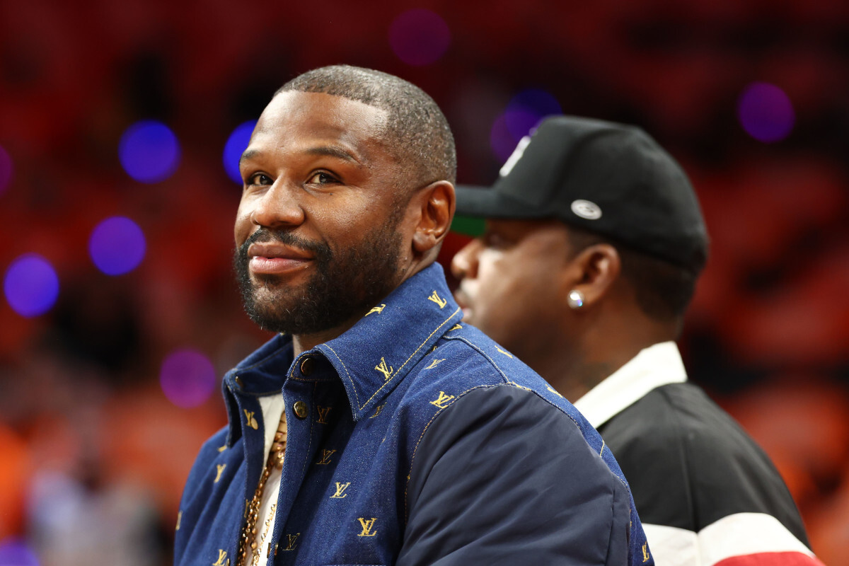  Professional boxer Floyd Mayweather attends the game between the Las Vegas Aces and the Phoenix Mercury for game three of the 2025 WNBA Finals at PHX Arena. Mark J. Rebilas-Imagn Images