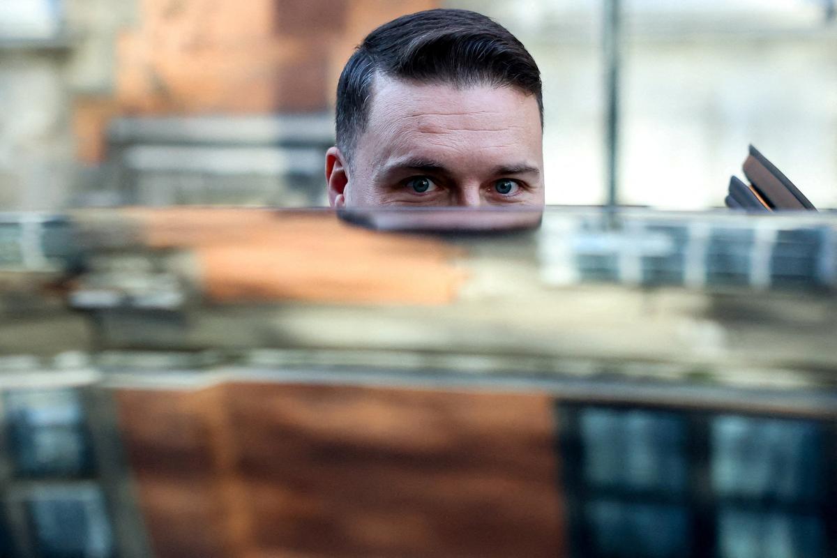 British Health Secretary Wes Streeting looks over a car as he walks outside a television studios in London, Britain, November 12, 2025. REUTERS/Hannah McKay