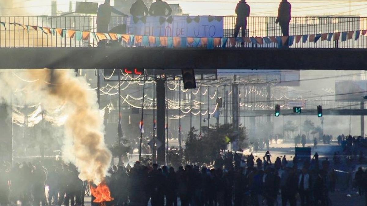 Protesters block an avenue in El Alto, Bolivia, on Sunday. Photo by Gabriel Marquez/EPA
                                            