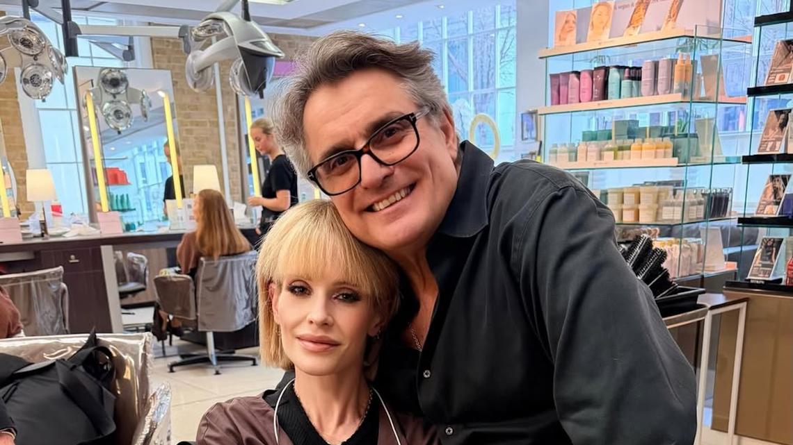 El peluquero de Kelly Osbourne le envía apoyo después de que ella silenció a quienes critican su físico 