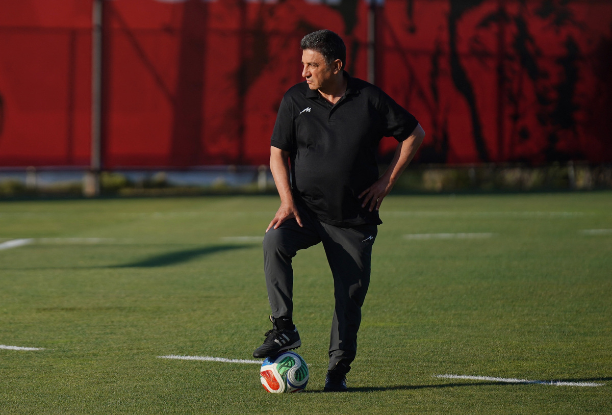 Soccer Football - FIFA World Cup 2026 - Iran Training - Centro Xoloitzcuintle, Tijuana, Mexico - June 12, 2026 Iran coach Amir Ghalenoei during training REUTERS/Victor Medina
