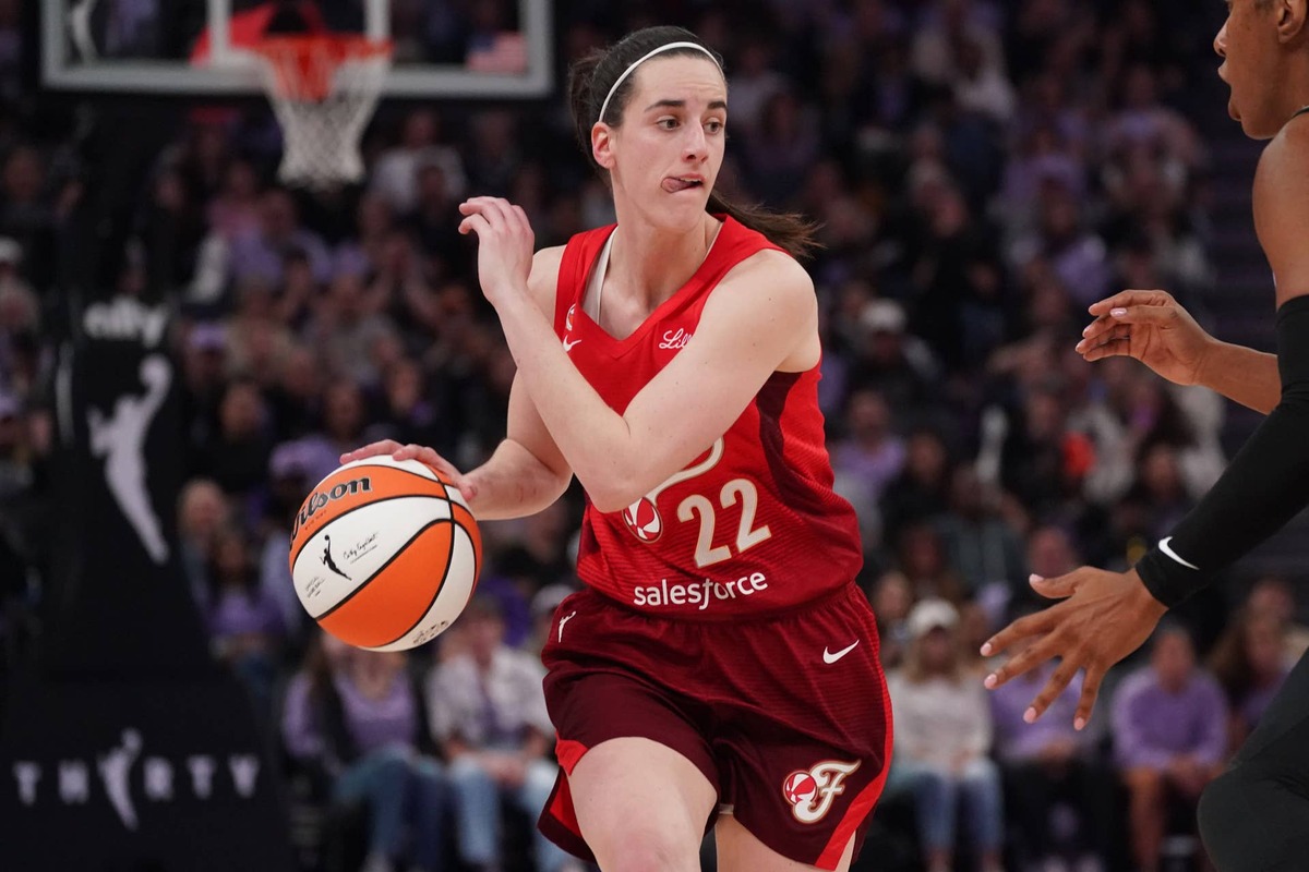  Indiana Fever guard Caitlin Clark (22) dribbles while defended by the Golden State Valkyries in the second quarter at Chase Center. David Gonzales-Imagn Images