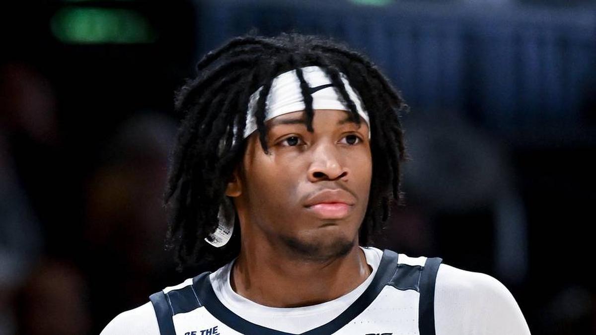  Jan 20, 2026; Indianapolis, Indiana, USA; Butler Bulldogs head coach Thad Matta talks with Butler Bulldogs guard Azavier Robinson (23) during the second half at Hinkle Fieldhouse. Mandatory Credit: Robert Goddin-Imagn Images | Robert Goddin-Imagn Images 