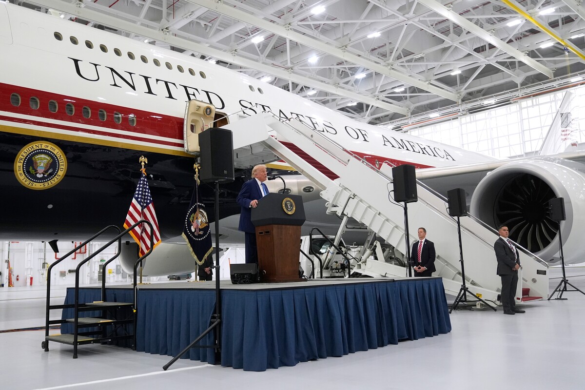  President Donald Trump speaks after touring the newly designated Air Force One presidential aircraft at Joint Base Andrews, Md., Friday, June 19, 2026. (AP Photo/Manuel Balce Ceneta) 