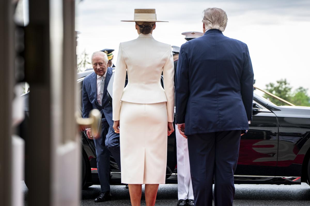 First lady Melania Trump and President Donald Trump greet King Charles III as he arrives with Queen Camilla for an arrival ceremony on the South Lawn of the White House in Washington, on Tuesday, April 28, 2026. (Haiyun Jiang/The New York Times)