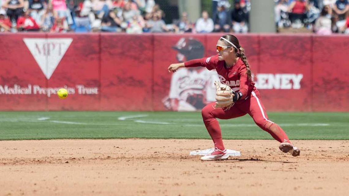  Alabama infielder Jena Young catches a throw in the third game of the series against Kentucky on Apr. 19, 2026. | Sarah Munzenmaier/Alabama Crimson Tide on SI 