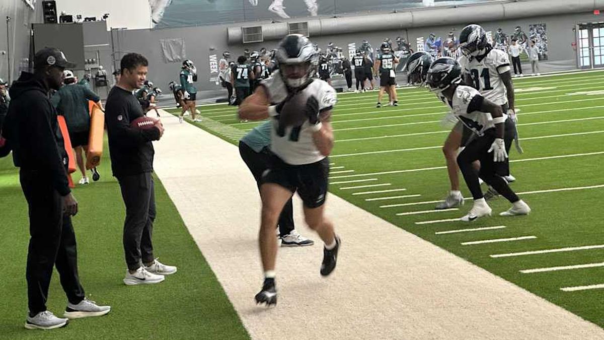  Eagles assistant coach Joe Kasper looks on at Maxen Hook. | John McMullen/Eagles On SI 