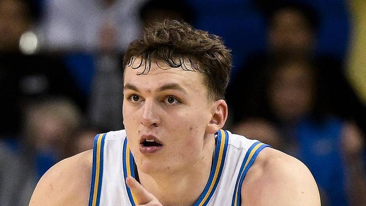  Mar 3, 2026; Los Angeles, California, USA; UCLA Bruins forward Tyler Bilodeau (34) points to teammates after hitting a 3-point jumpshot during the second half at Pauley Pavilion presented by Wescom Financial. Mandatory Credit: Robert Hanashiro-Imagn Images | Robert Hanashiro-Imagn Images 