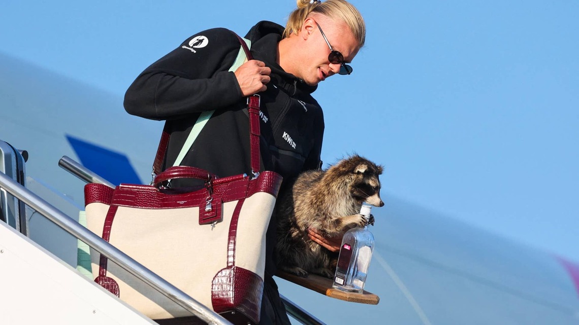 Erling Haaland Sparks Buzz After Returning to Norway Carrying the Most Unexpected World Cup Souvenir 