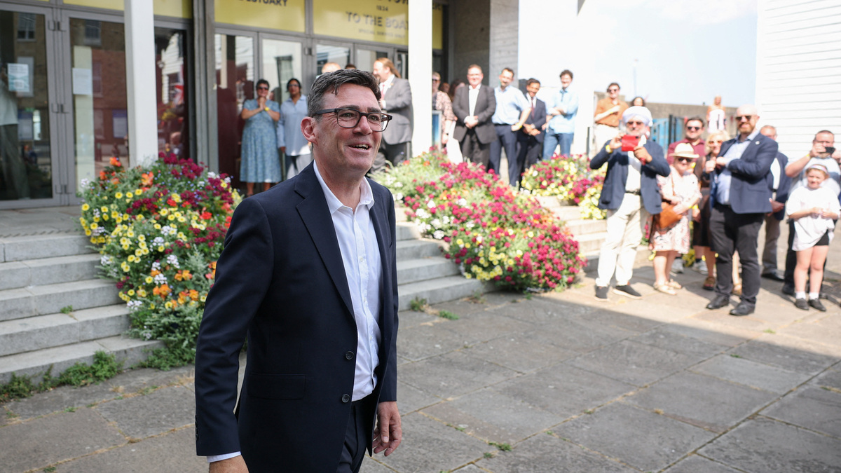 Newly elected leader of Britain's Labour Party Andy Burnham walks following his first engagement as leader, in Gravesend, Kent, Britain, July 17, 2026. REUTERS/Isabel Infantes