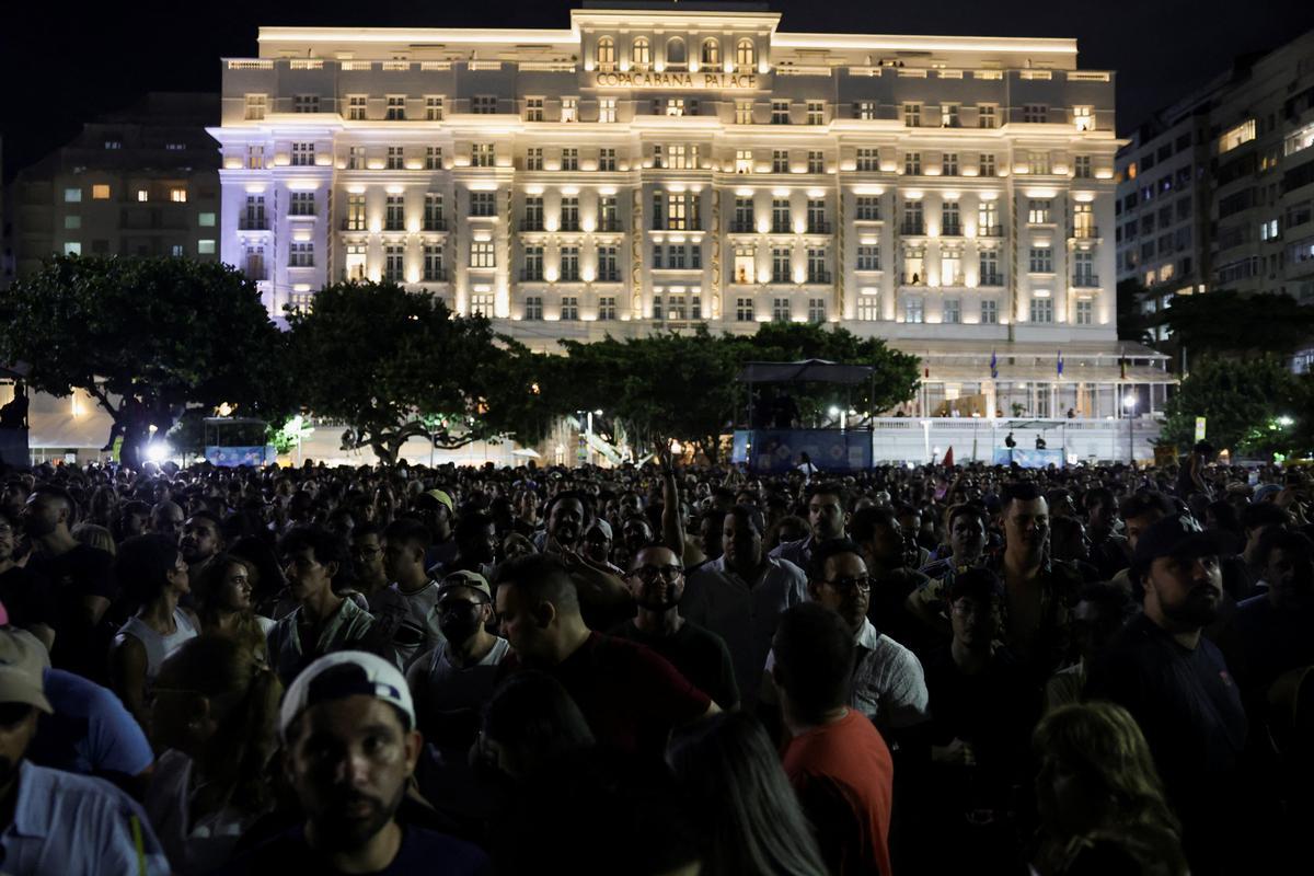 Fans gather outside the hotel where Colombian singer Shakira is accommodated, ahead of her open concert on Copacabana Beach in Rio de Janeiro, Brazil, May 1, 2026. REUTERS/Ricardo Moraes