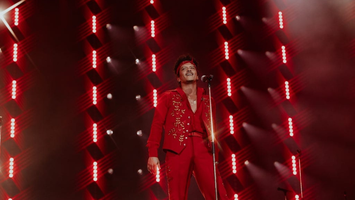 Bruno Mars showed up at this Miami club. Here’s why guests put down their phones