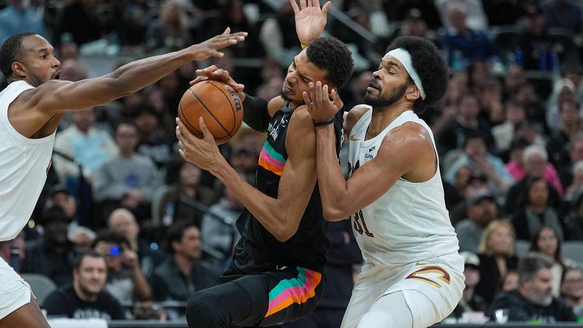  The Spurs and Cavaliers feature two of the best true big men left in the playoffs. | Daniel Dunn-Imagn Images 