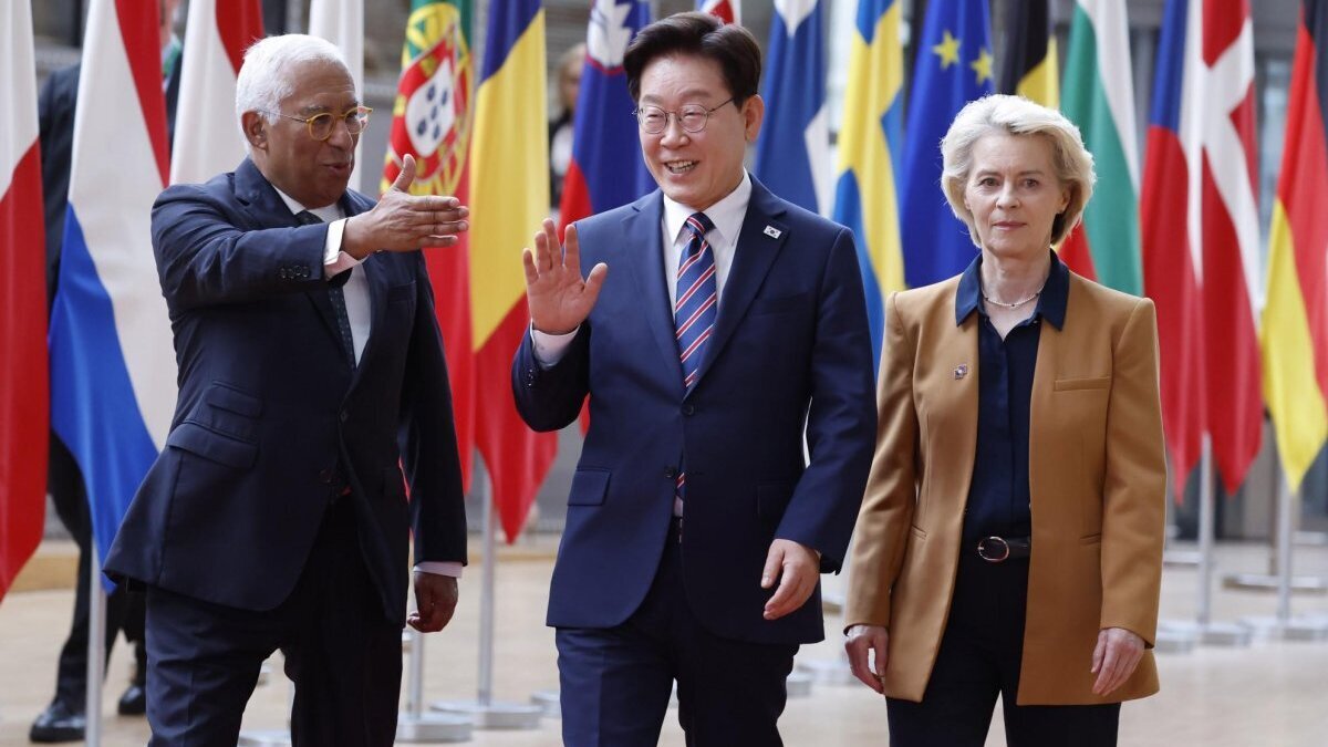 South Korean President Lee Jae Myung (C) is walking with Ursula von der Leyen (R), president of the European Commission, and Antonio Costa, president of the European Council, ahead of their summit in Brussels on Wednesday. Photo by Yonhap