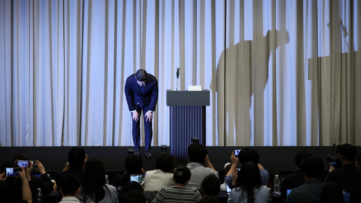 South Korea's Shinsegae Group Chairman, Chung Yong-jin bows while making a public apology over Starbucks' "Tank Day" campaign, which was launched on the same day as the anniversary of the May 18 Gwangju uprising, when the then military government sent in troops and tanks to suppress mass rallies for democracy, in Seoul, South Korea, May 26, 2026.   REUTERS/Kim Hong-Ji