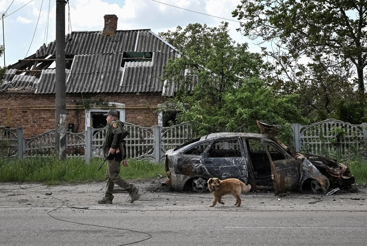 A serviceman of the 65th Separate Mechanized Brigade of the Ukrainian Armed Forces walks on a street, amid Russia's attack on Ukraine, near the frontline town of Orikhiv in Zaporizhzhia region, Ukraine May 20, 2026. REUTERS/Stringer     TPX IMAGES OF THE DAY