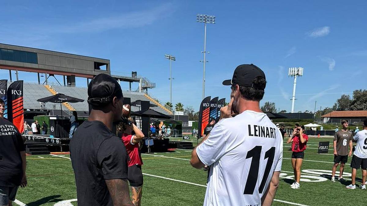  USC Trojans freshman receiver Boobie Feaster and former USC Heisman Trophy winning quarterback Matt Leinart | Courtesy of Boobie Feaster 