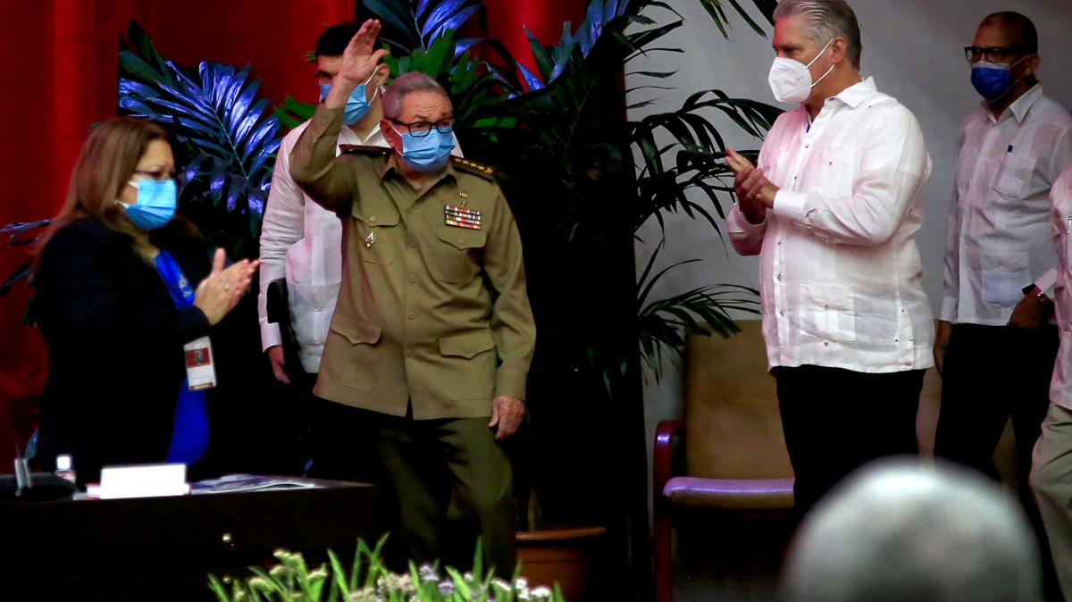 Raúl Castro llega a la primera sesión del VIII Congreso del Partido Comunista, el viernes 16 de abril de 2021 en el Palacio de las Convenciones de La Habana. Lo aplaude el presidente Miguel Díaz-Canel (der.).